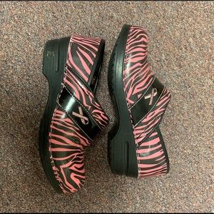 Sanita breast cancer awareness clogs